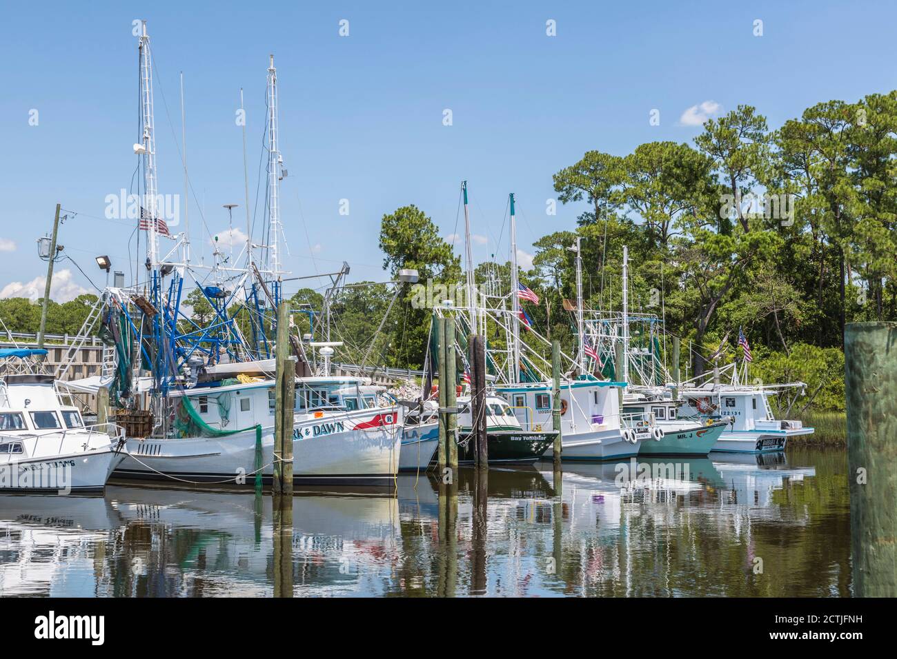 Barche di gamberi al molo del porto interno a Ocean Springs, Mississippi Foto Stock