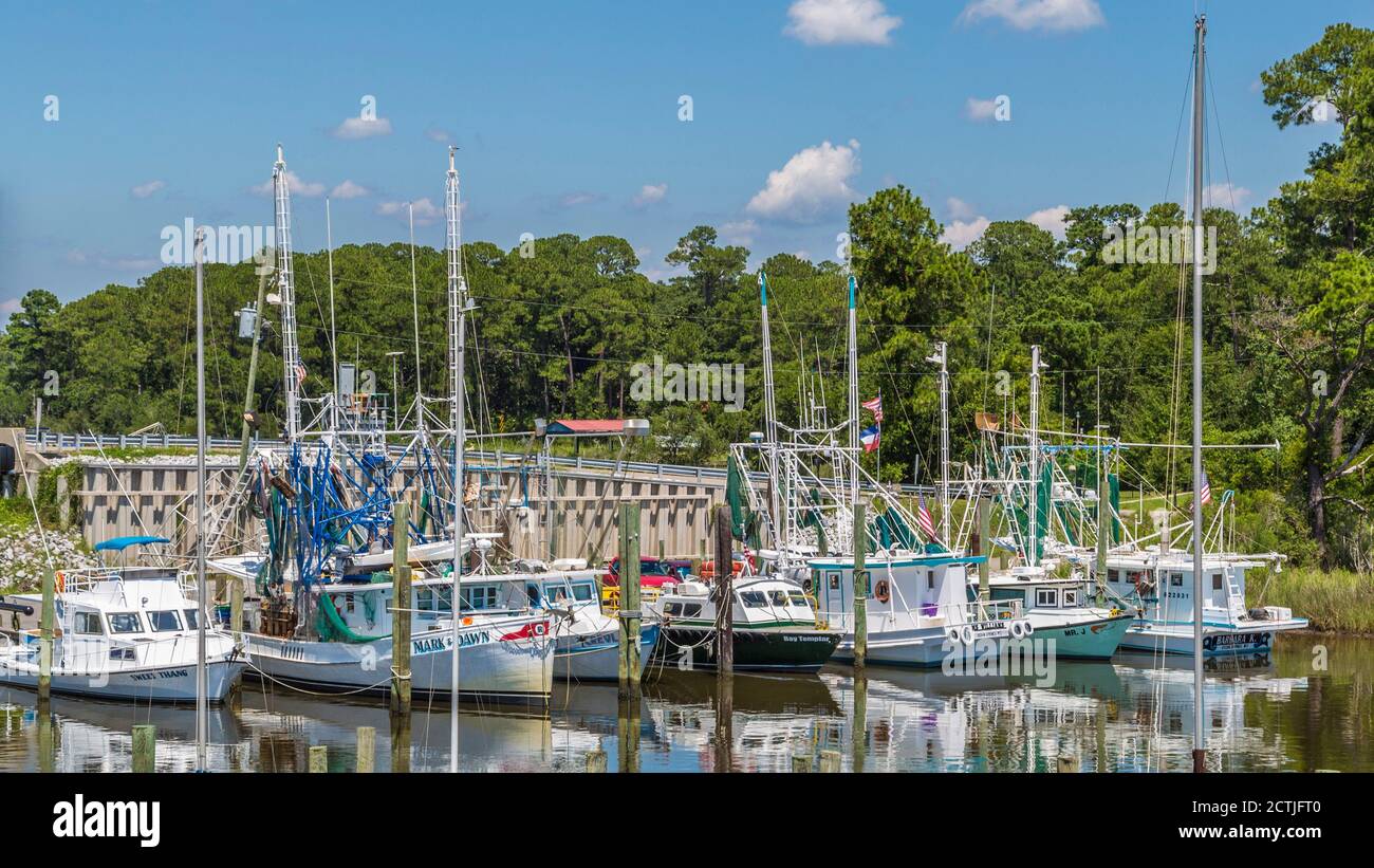 Barche di gamberi al molo del porto interno a Ocean Springs, Mississippi Foto Stock