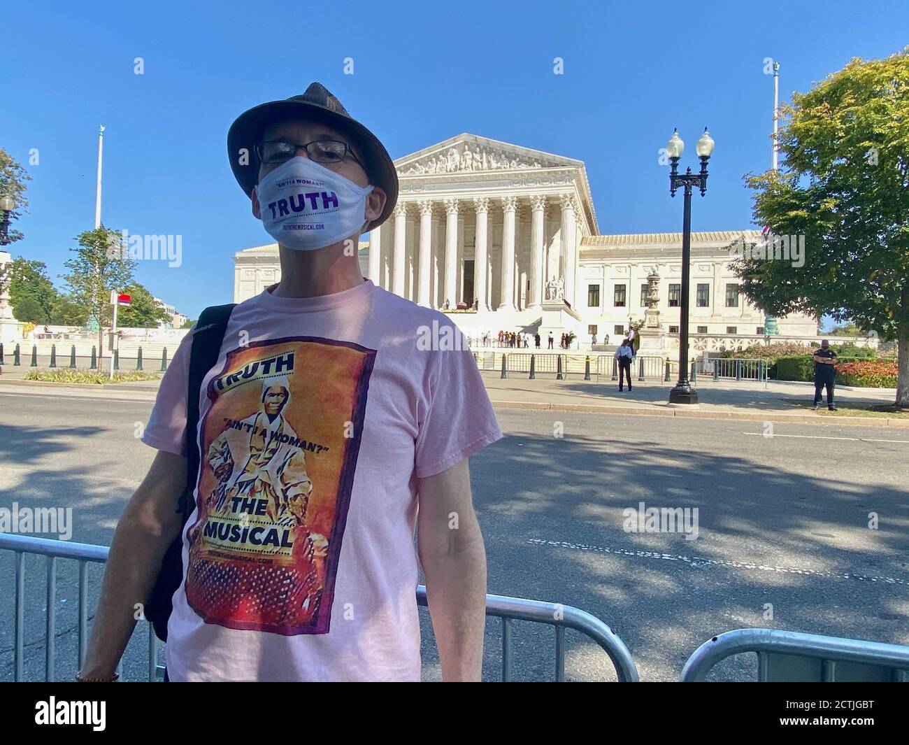 Washington DC, Washington DC, Stati Uniti. 23 Settembre 2020. Un uomo indossa una maglietta 'verità' per onorare il defunto Ruth Ginsberg di fronte ai gradini della Corte Suprema, mercoledì 23 settembre, dove il suo corpo è in posa sullo sfondo. Credit: Amy Katz/ZUMA Wire/Alamy Live News Foto Stock