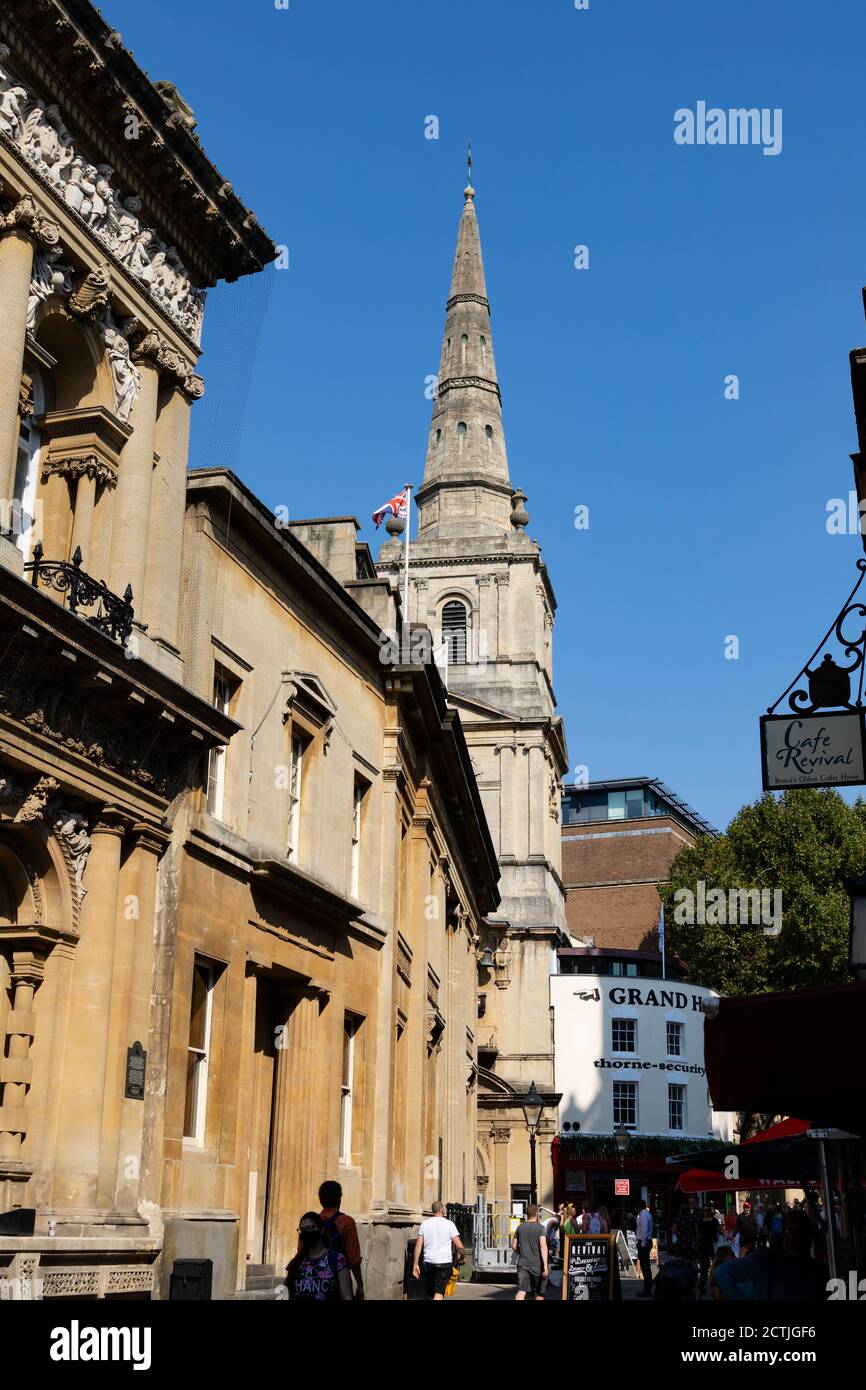 Ufficio del Registro di Bristol in Via del mais, con il Grand Hotel e la Chiesa di Cristo con St Ewen, mercato di San Nicola. Bristol, Inghilterra. Settembre 2020 Foto Stock