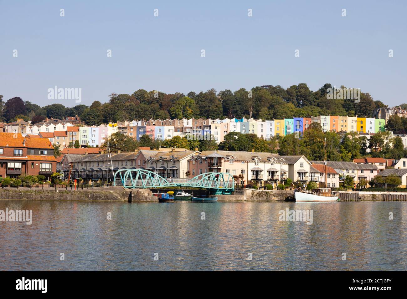 Case colorate sulla Crescent Cliftonwood e Old School Lane dietro Pooles Wharf Marina. Bristol, Inghilterra. Settembre 2020 Foto Stock