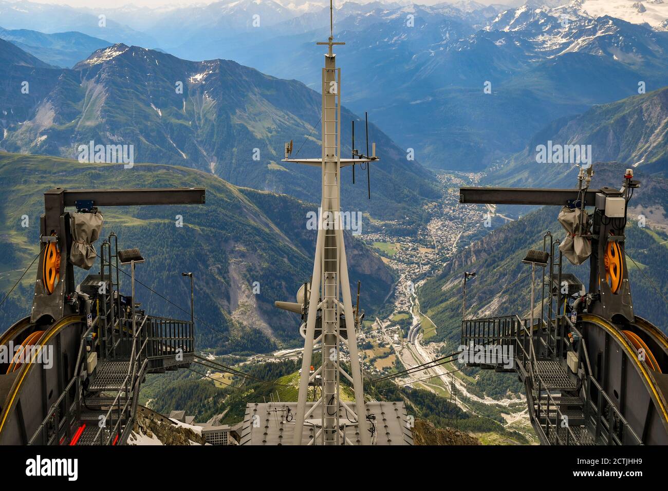 Parte superiore del meccanismo ingegneristico della stazione di Pointe Helbronner della funivia del Monte Bianco sopra la valle di Courmayeur, Aosta, Italia Foto Stock