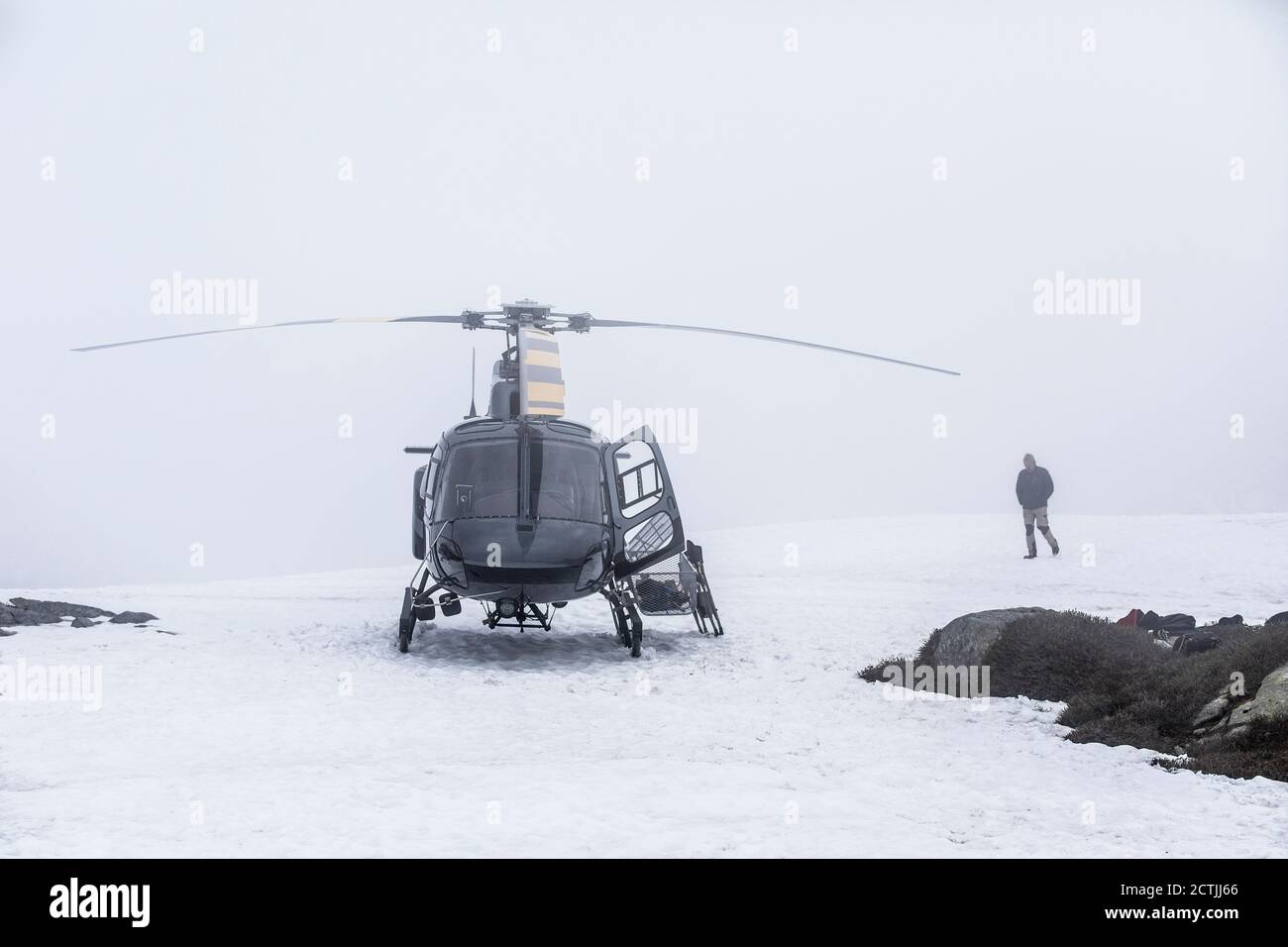 Il pilota dell'elicottero attende una migliore visibilità al variare delle condizioni meteorologiche. Foto Stock