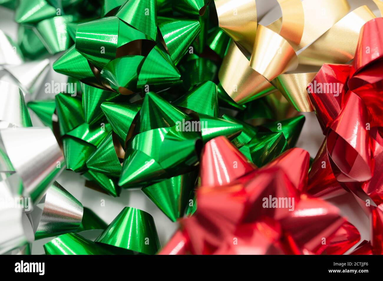 Primo piano Gruppo di archi rossi, verdi, argentati e dorati per l'imballaggio del regalo Foto Stock