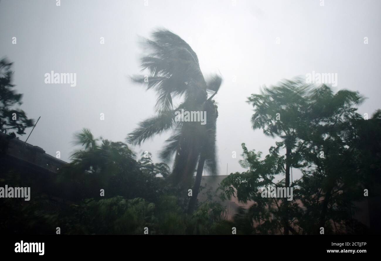 AMPHAN il super ciclone. Tempesta ciclonica con velocità del vento 130 km/h raffica al Bengala Occidentale, India. Foto Stock