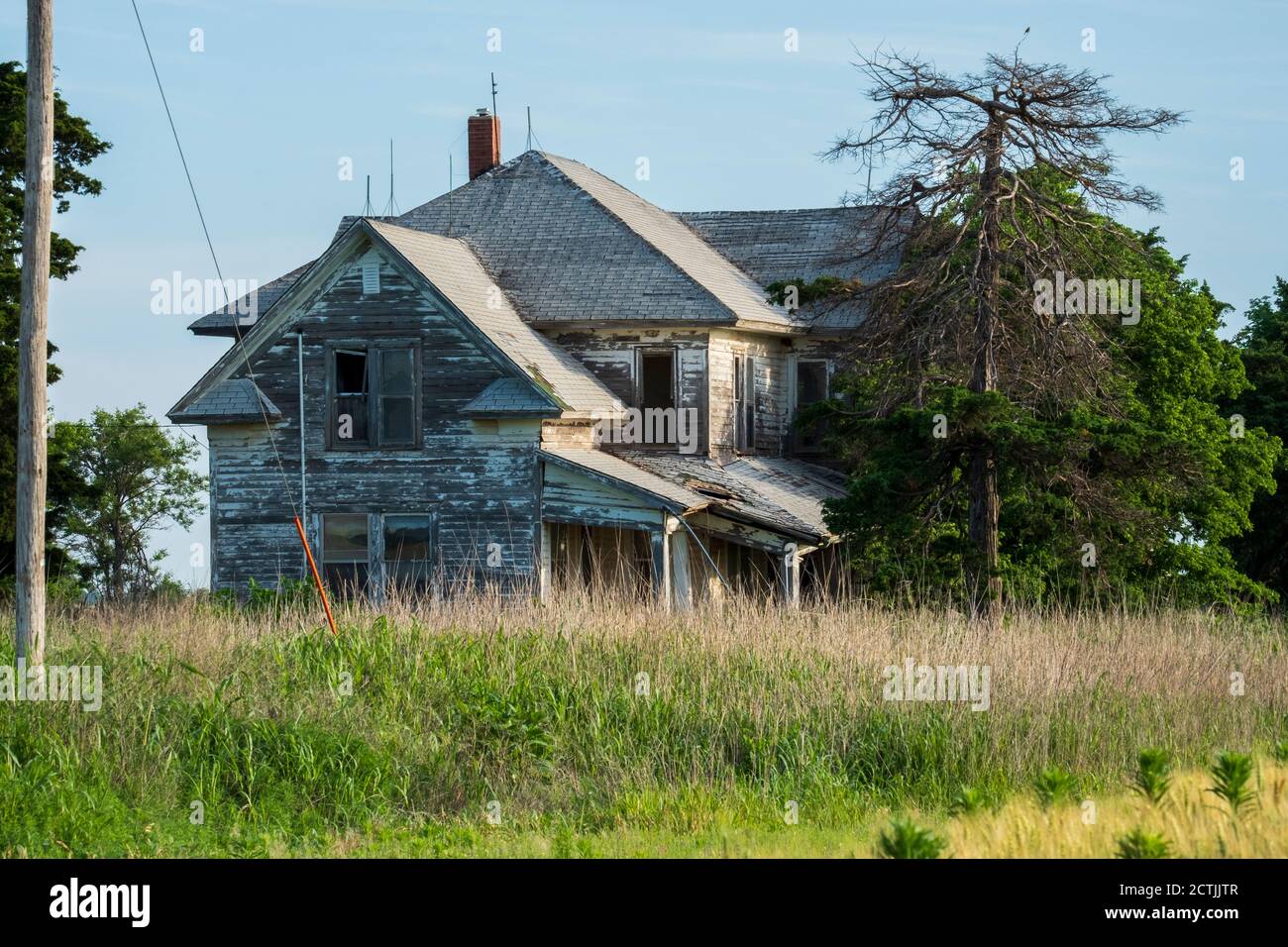 Una vecchia fattoria di legno di clapboard dilapidata e abbandonata sulla prateria dell'Oklahoma. STATI UNITI Foto Stock