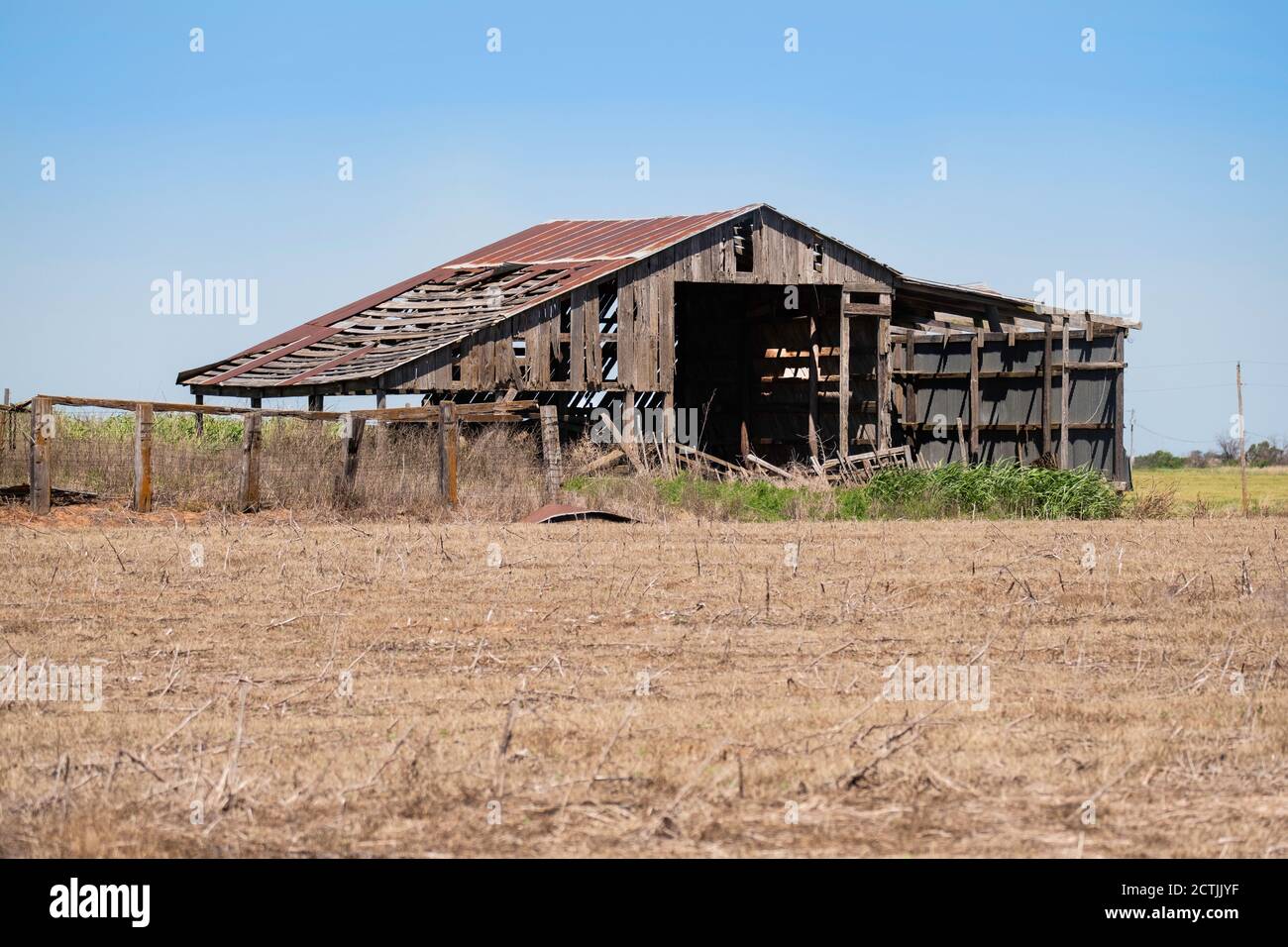 Un vecchio fienile di fieno dilapidato-giù o capannone di attrezzatura su terreni agricoli in Oklahoma, Stati Uniti. Foto Stock