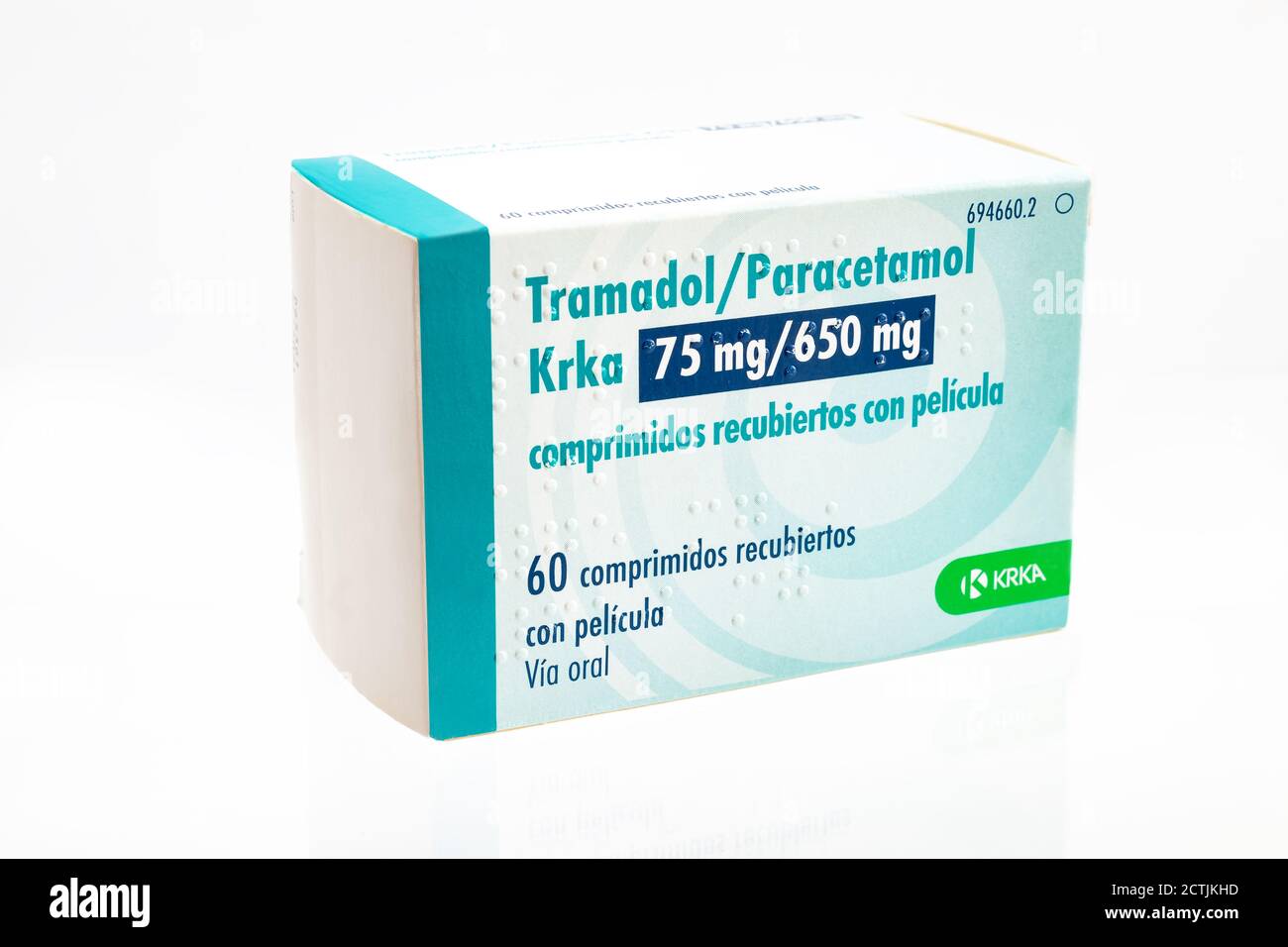 Huelva, Spagna-Settembre 23,2020: Scatola spagnola di Tramadol cloridrato e Paracetamol da Krka Pharma. Questo farmaco è indicato per il sintoma Foto Stock