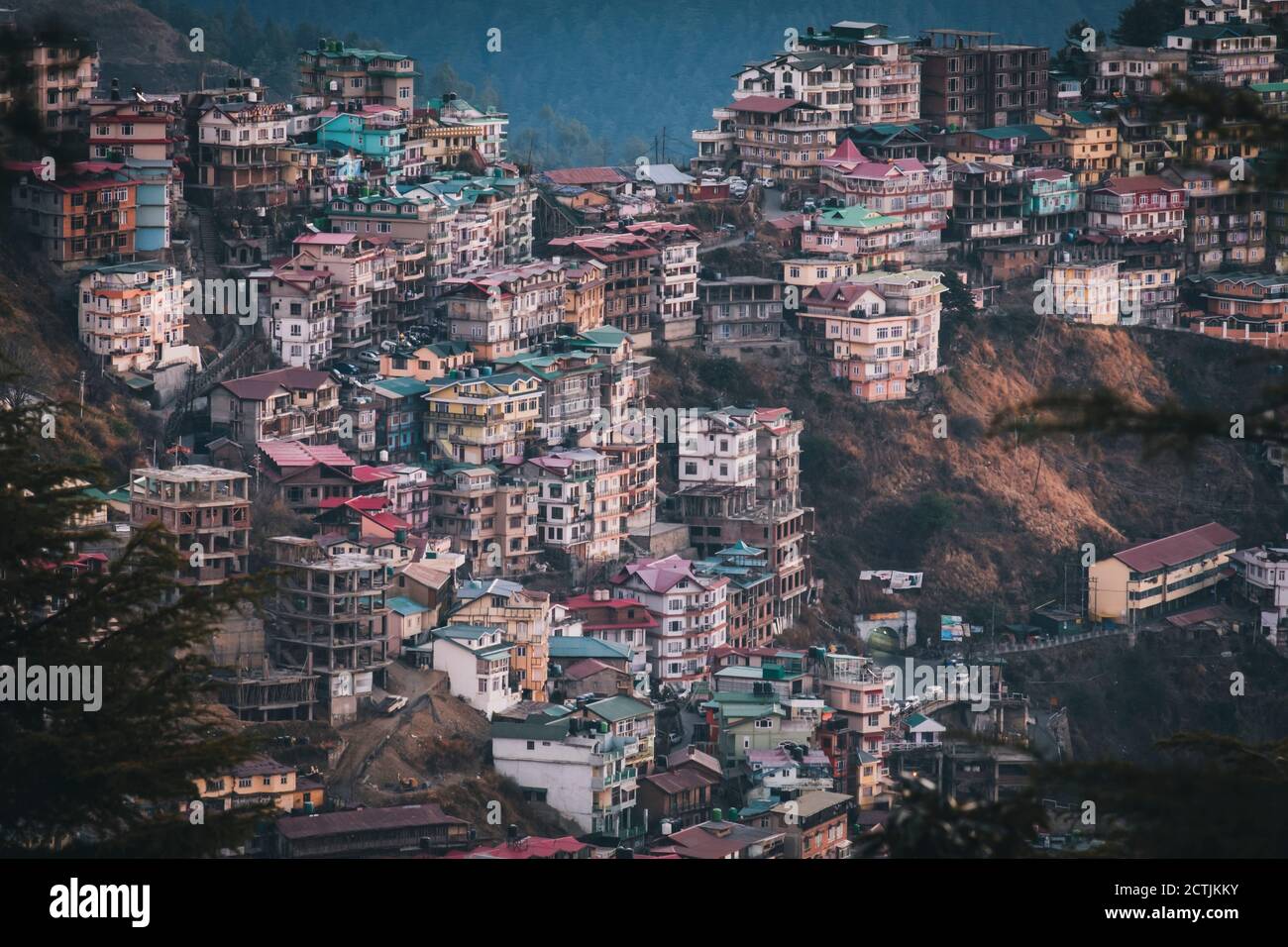 Shimla villaggio vista ad alto angolo all'alba, case ai piedi del Himalaya, Himachal Pradesh Foto Stock