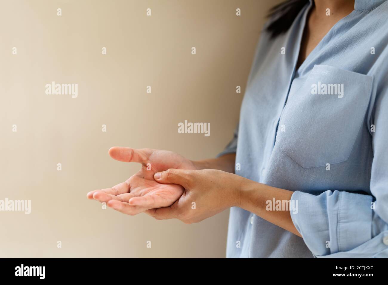 Polso donna dolore al braccio di lavoro prolungato. sindrome da ufficio Salute e medicina concept Foto Stock