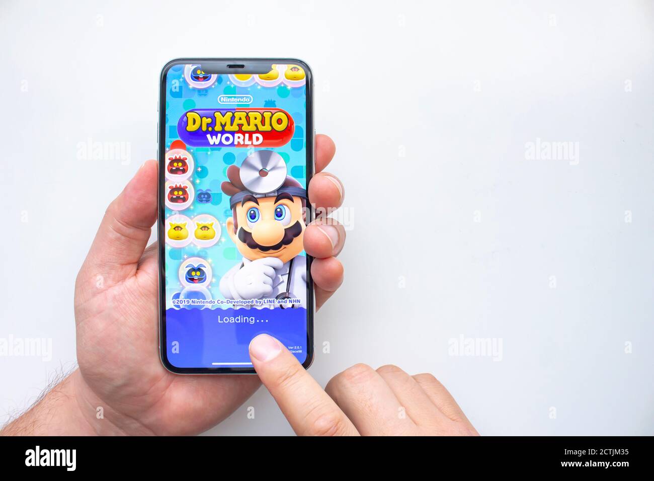 Calgary, Alberta, Canada. 23 settembre 2020. Una persona che sta per giocare a Nintendo Dr. Mario World su un iPhone 11 Pro Max. Foto Stock