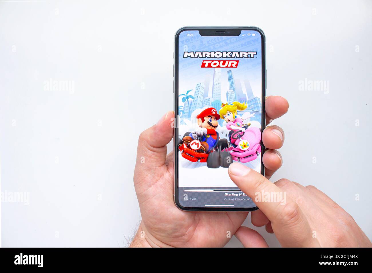 Calgary, Alberta, Canada. 23 settembre 2020. Una persona che sta per giocare a Nintendo MarioKart Tour su un iPhone 11 Pro Max. Foto Stock