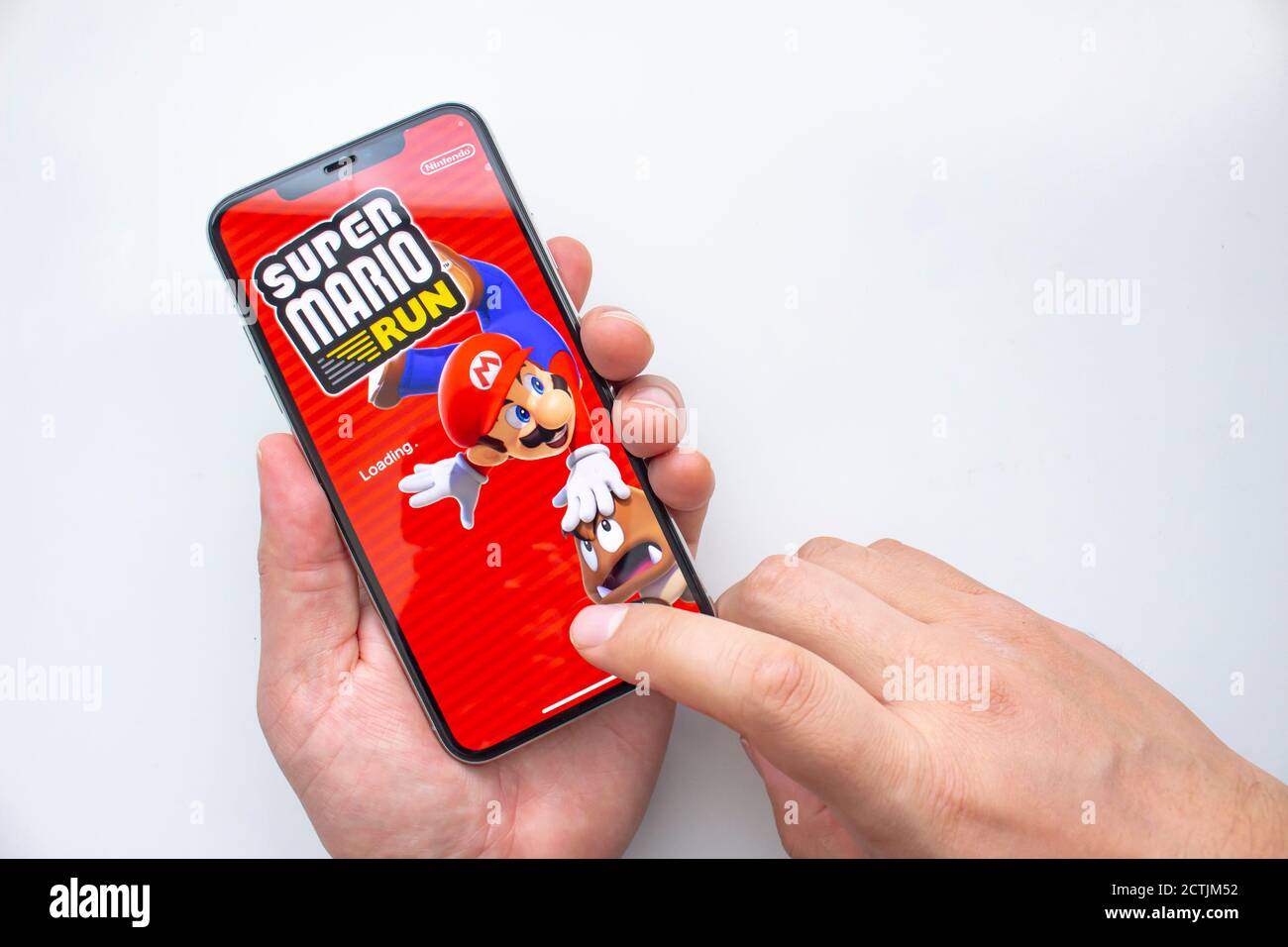 Calgary, Alberta, Canada. 23 settembre 2020. Una persona che sta per giocare a Nintendo Super Mario Run su un iPhone 11 Pro Max. Foto Stock