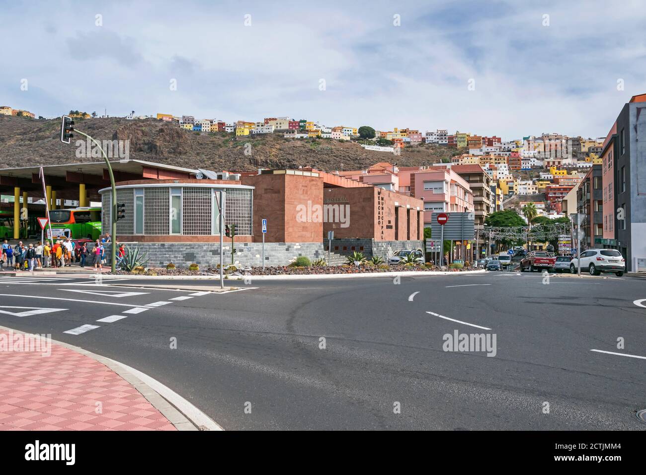 San Sebastian de la Gomera, Spagna - 13 novembre 2019: La strada Avenida de Colon con il mercato della città Mercado Municipal, stazione degli autobus e residenziale h Foto Stock