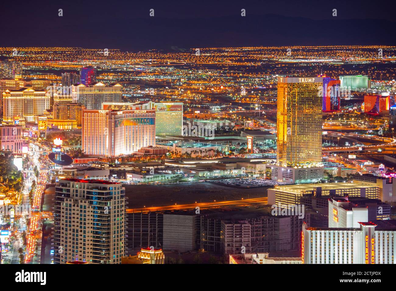 Hotel di lusso tra cui Wynn, Encore, Caesars Palace, Treasure Island e Trump Hotel di notte dalla cima della Stratosphere Tower a Las Vegas, Nevada Foto Stock