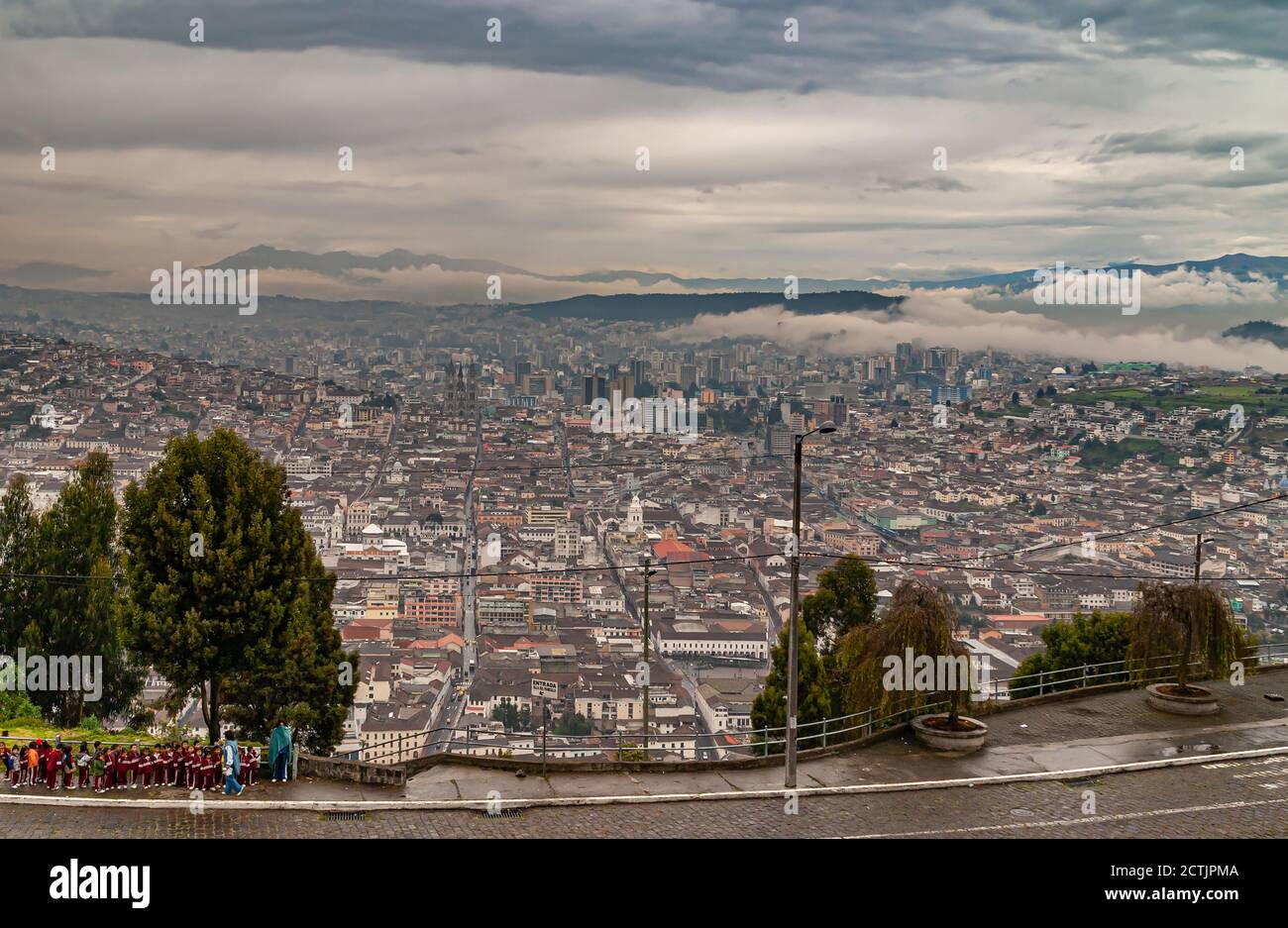Quito, Ecuador - 2 dicembre 2008: Visto da Cerro El Panecillo giù. Ampio paesaggio urbano con torri e abitazioni regolari sotto intenso clo marrone e bianco Foto Stock