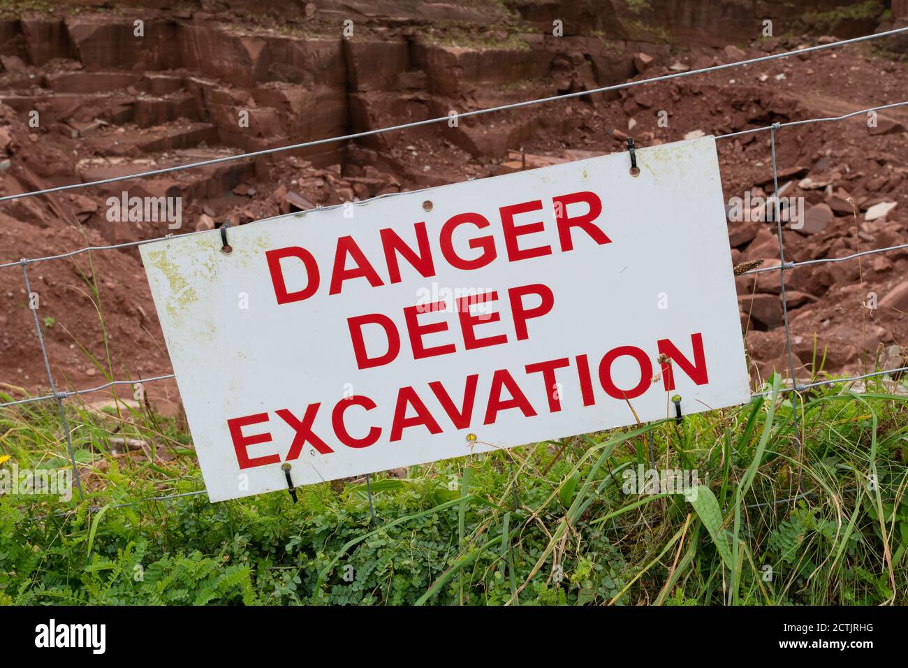 Cartello di avvertenza Danger Deep Excavation presso Marshalls St Bees Quarry, St Bees, Cumbria, Inghilterra, Regno Unito Foto Stock