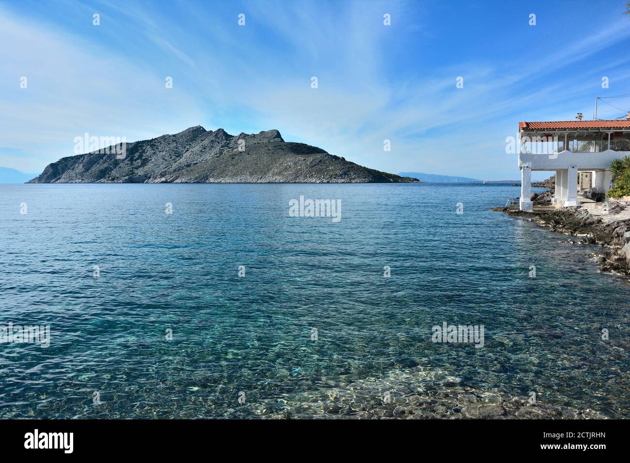 Isola di Moní (Μονή Αίγινας) e piccolo gazebo nell'isola greca di Egina, Golfo Saronico, Attica, Grecia Foto Stock