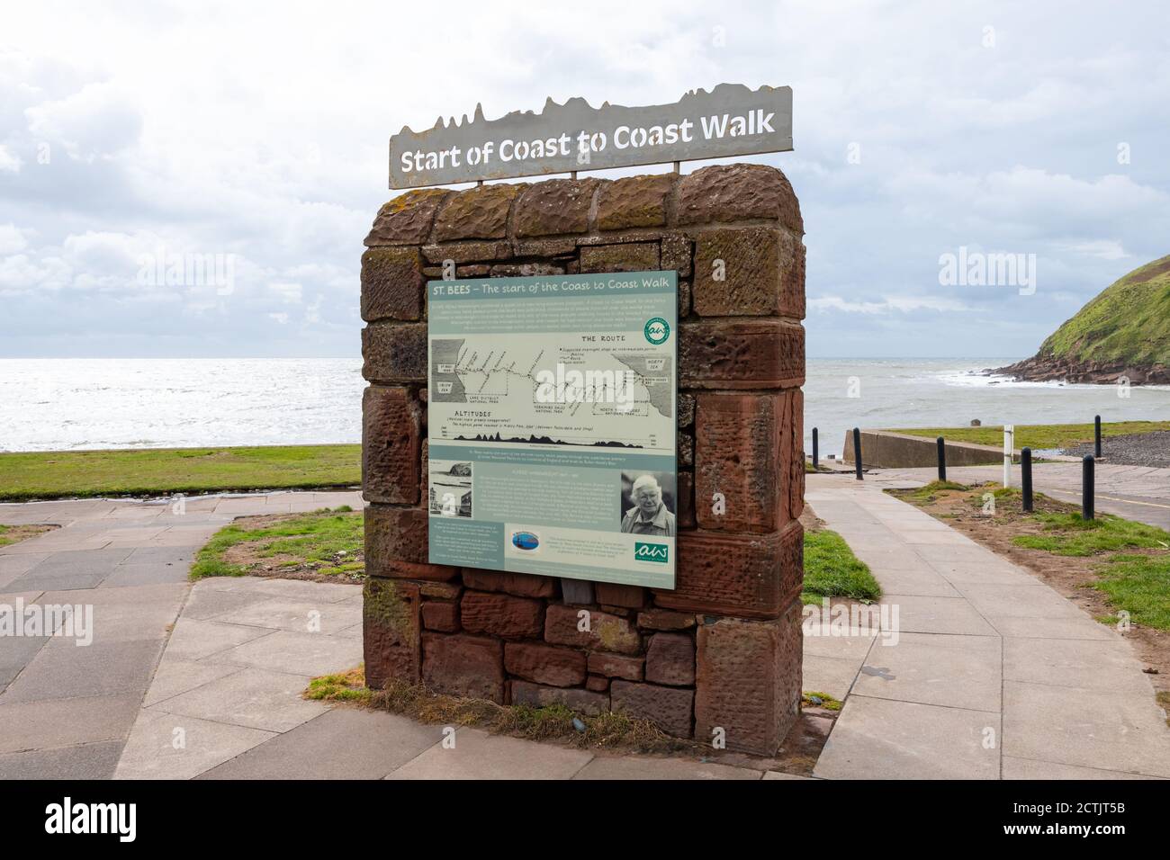 St Bees - inizio di Wainwrights Coast a Coast lunga distanza a piedi segno o 'Wainwright Wall', Cumbria, Inghilterra, Regno Unito Foto Stock