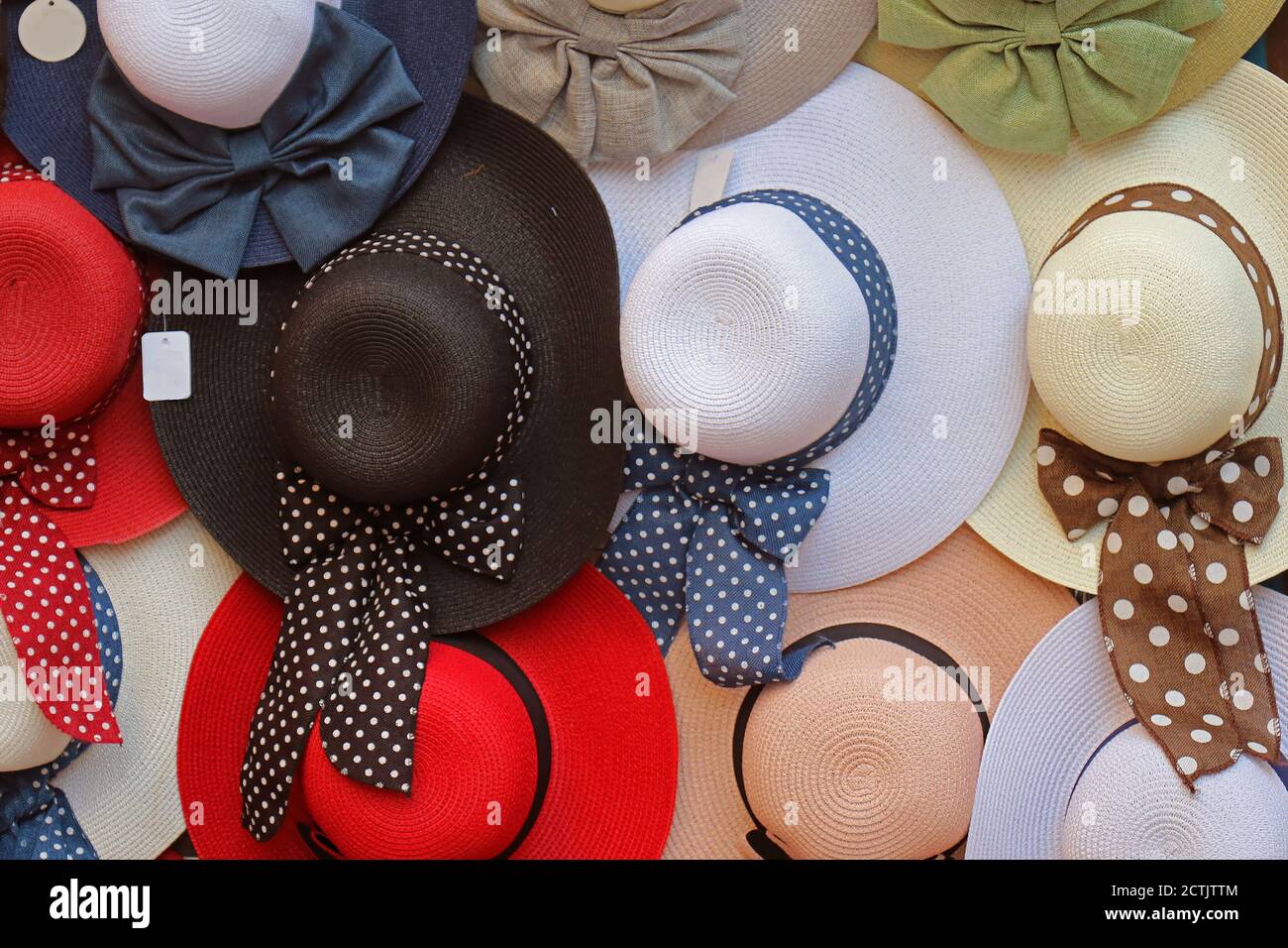 Colorati cappelli estivi di moda con dettagli a nastro Foto Stock
