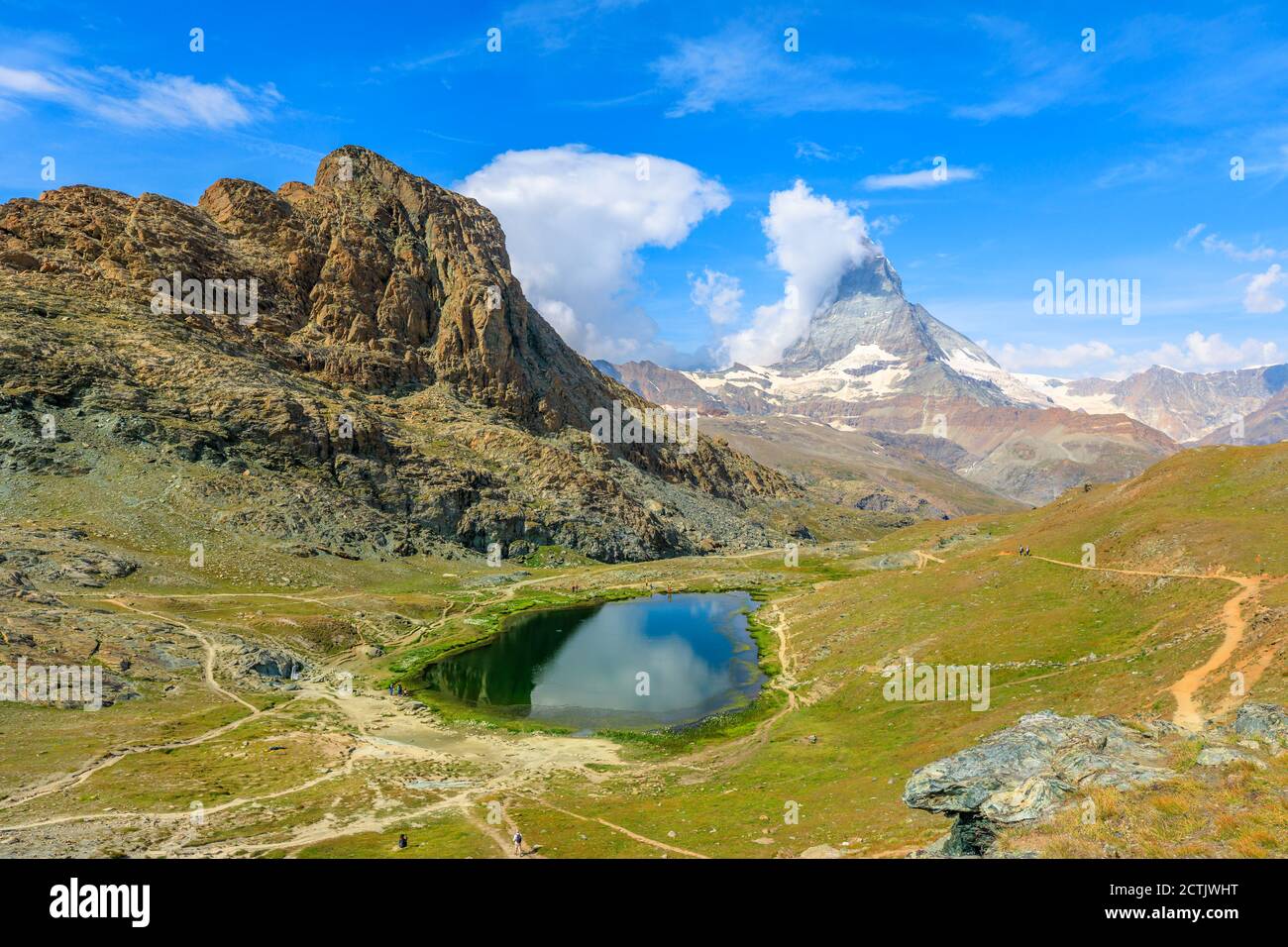 Vista aerea dei prati alpini intorno al Lago di Riffelsee con il Monte Cervino o Mont Cervin e Alpi svizzere lungo il sentiero riffelseeweg Sulla Gornergrat Bahn Foto Stock