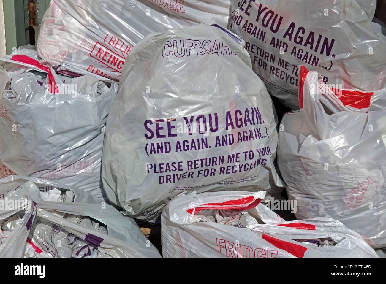 Sacchetti di plastica Ocado a portata di mano per la raccolta da parte del conducente da riciclare e trasformarli in nuove borse. Il prelievo è stato sospeso a causa di Coronavirus Foto Stock
