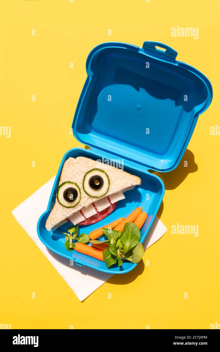 Pranzo al sacco con carote bambino e divertente panino con aspetto volto antropomorfo Foto Stock