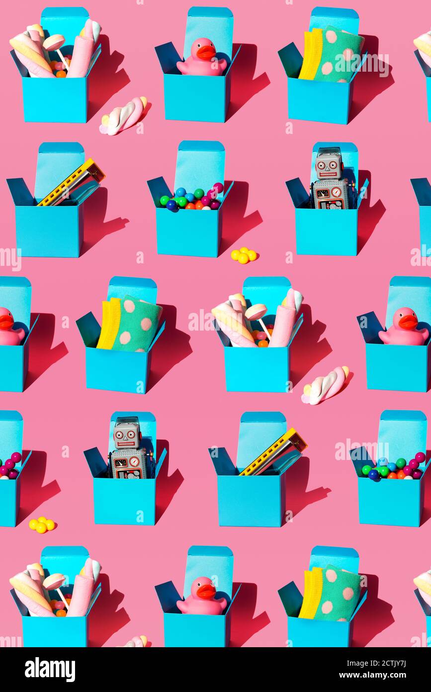 Modello di scatole con vari regali tra cui armoniche, sfere di plastica, giocattoli robot vintage, dolci, anatre di gomma e calze Foto Stock