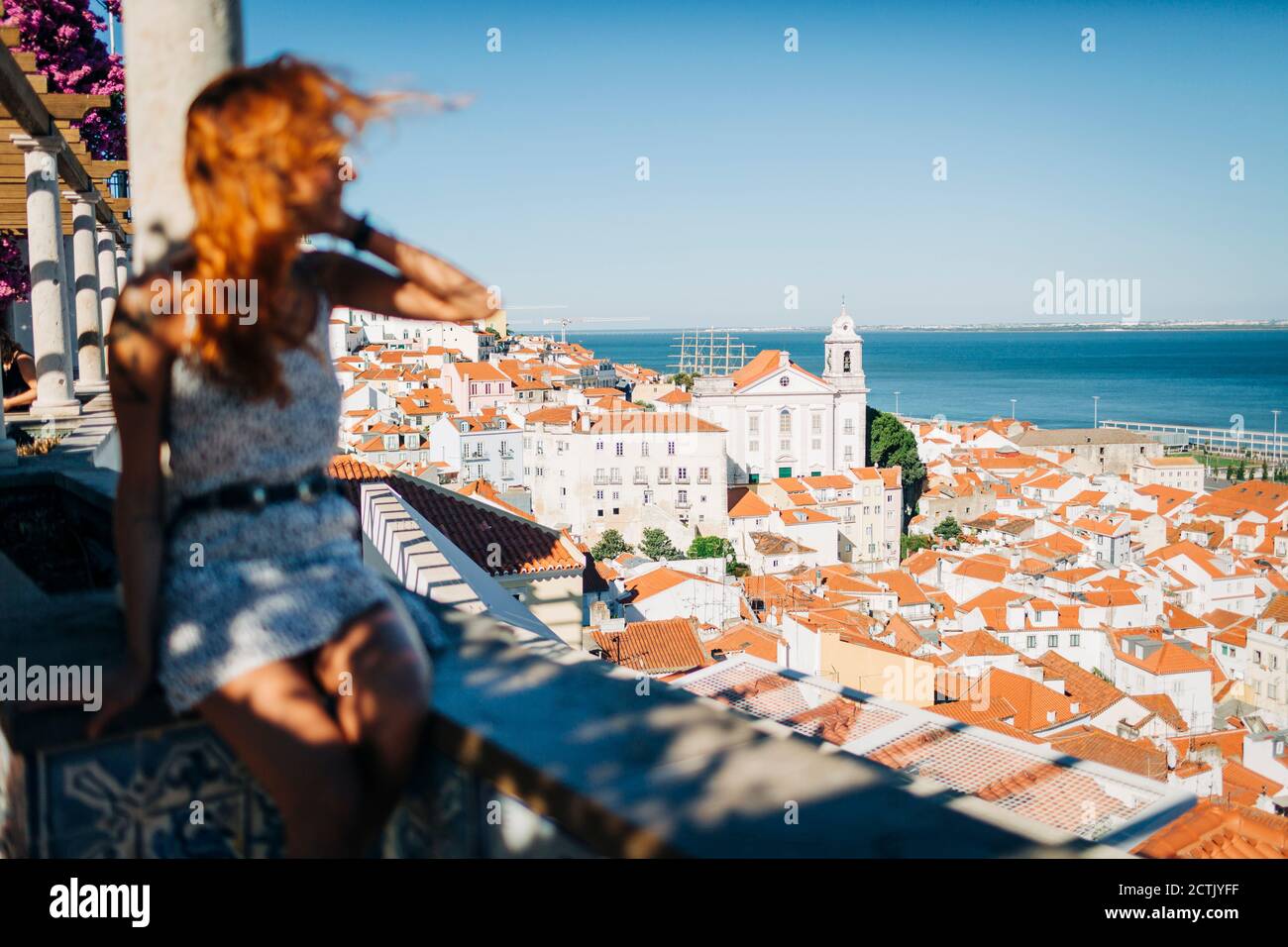 Donna che ammira la vista della città vecchia di Alfama, Lisbona, Portogallo Foto Stock