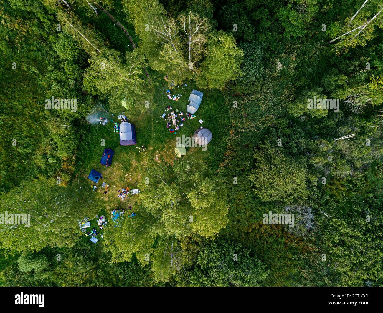 Vista aerea delle tende sulla riva verde di Torbeyevskoye lago Foto Stock