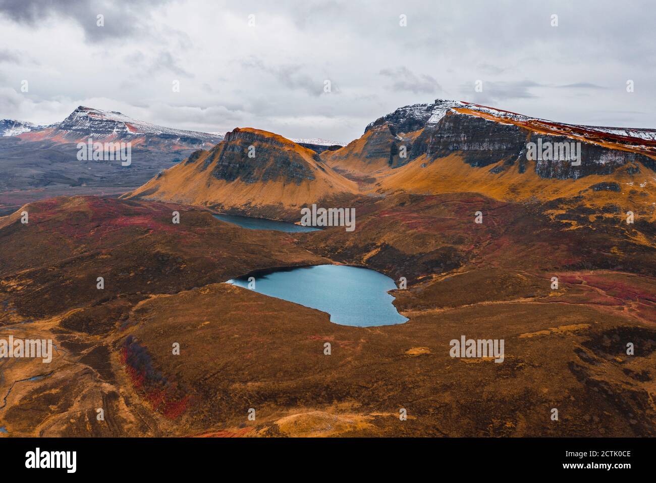 Regno Unito, Scozia, Drone vista di piccolo lago in mezzo marrone paesaggio montuoso dell'Isola di Skye Foto Stock