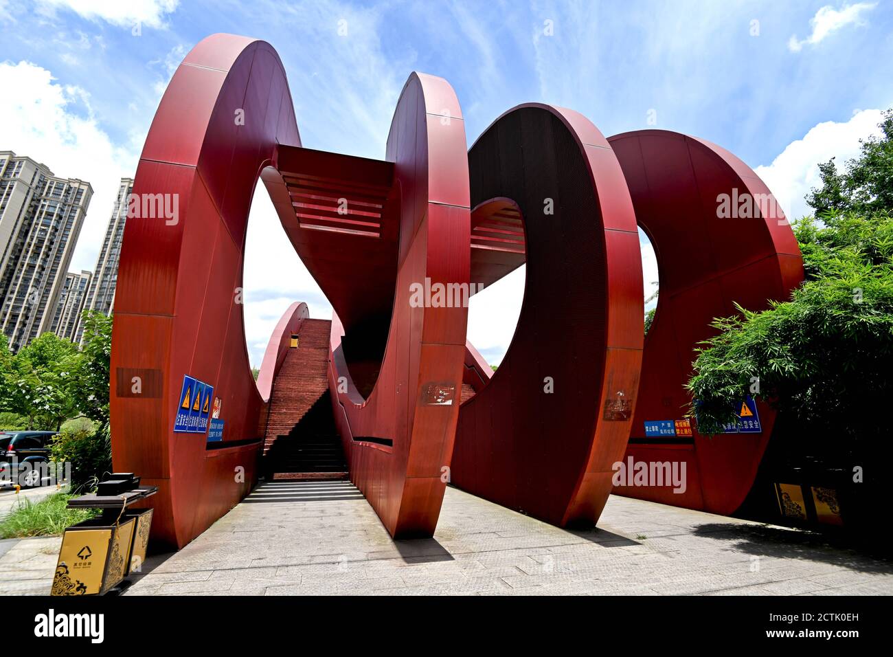 Il ponte cinese di annodamento, che è stato fatto di 308 milioni di tonnellate di acciaio e che vince il suo nome per la sua forma, è composto da tre diversi percorsi, Foto Stock