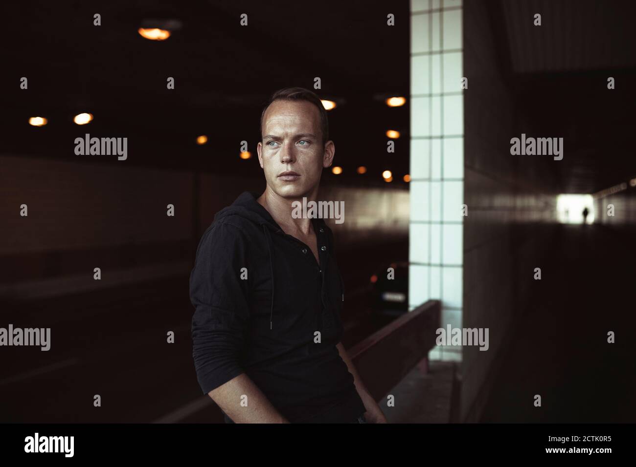 Contemplare l'uomo in galleria Foto Stock
