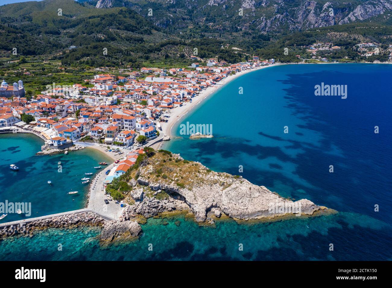 Grecia, Kokkari, vista aerea della città costiera in estate Foto Stock