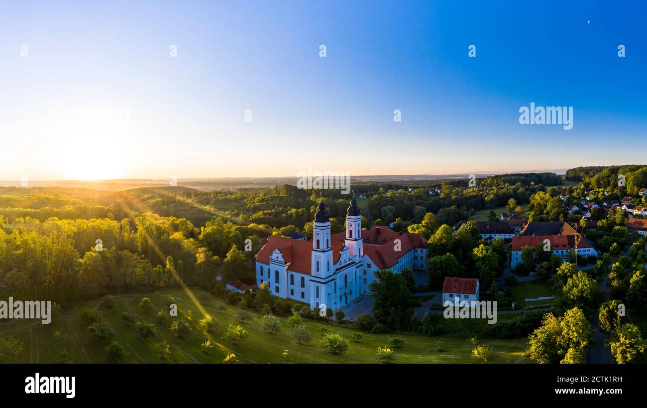 Abbazia di Irsee contro il cielo luminoso durante l'alba, Augusta, Germania Foto Stock