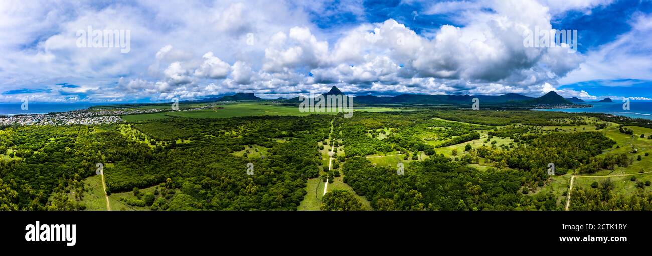 Mauritius, Fiume Nero, Flic-en-Flac, panorama in elicottero di verde isola paesaggio in estate Foto Stock