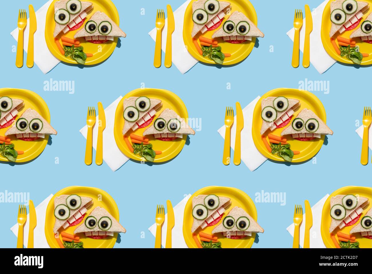 Disegno di piastre di plastica con panini dall'aspetto divertente con facce antropomorfe Foto Stock
