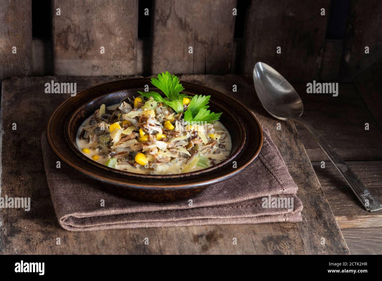 Piatto di zuppa di verdure con riso selvatico Foto Stock