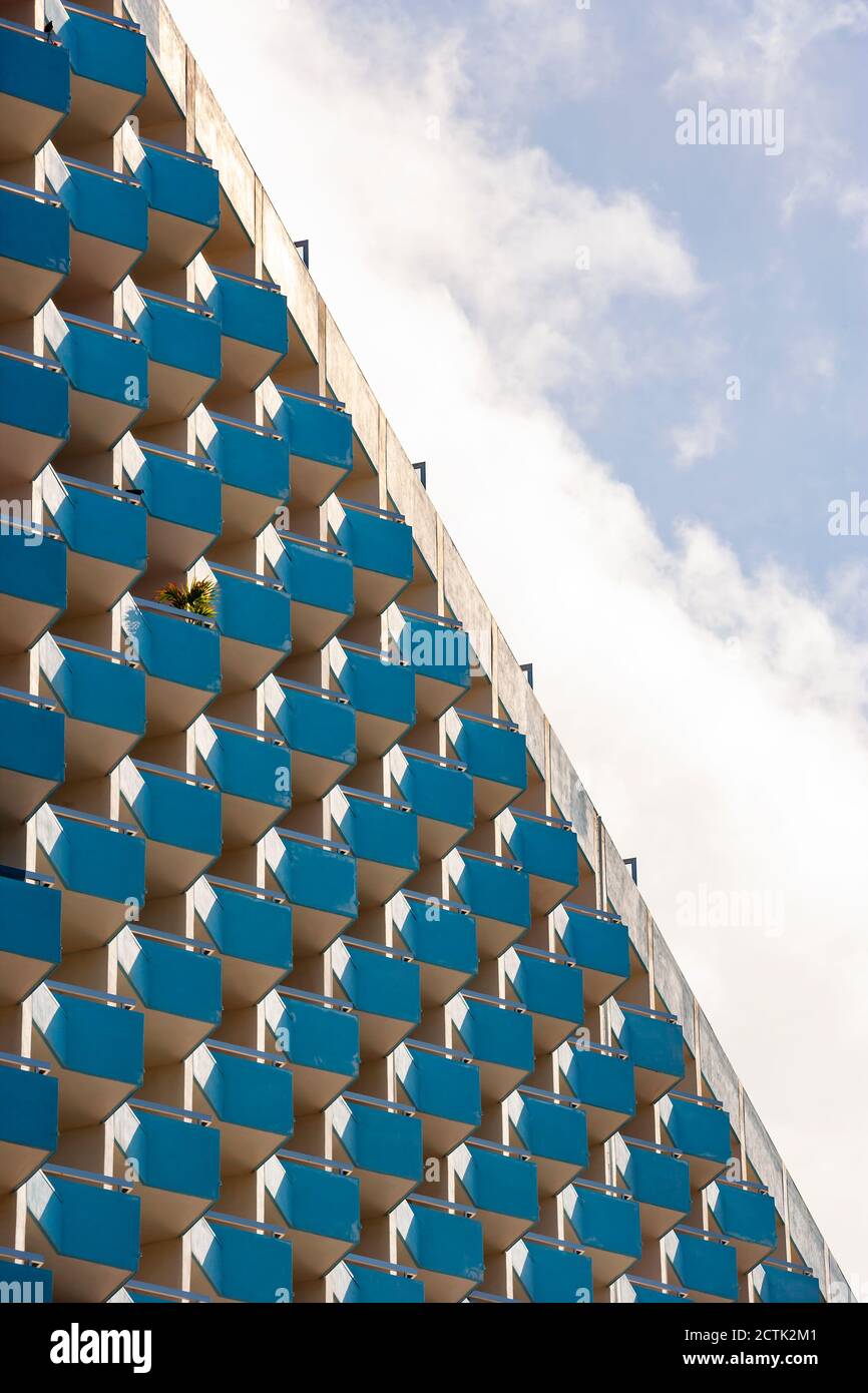 Balconi di un alto hotel Foto Stock