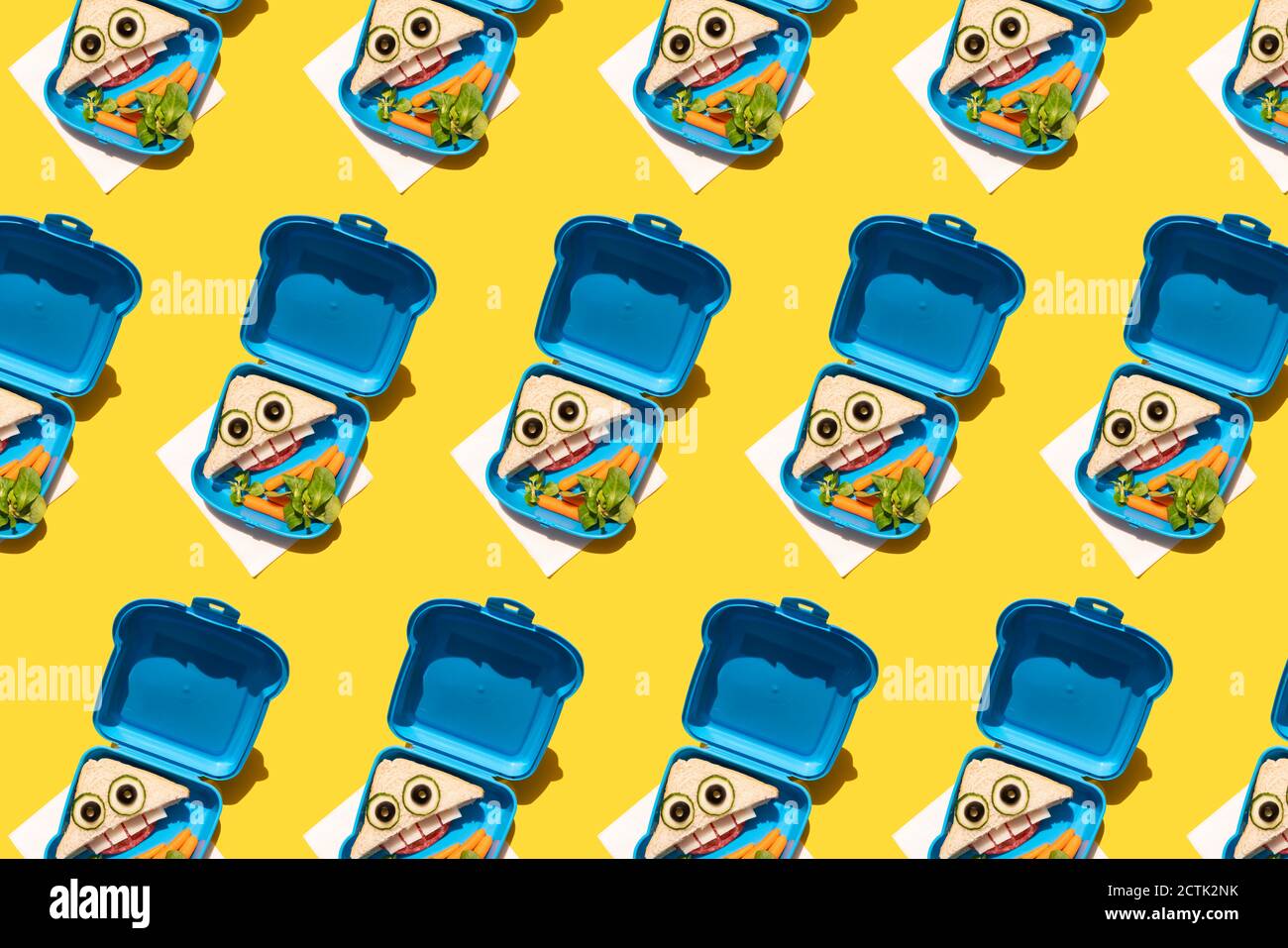 Modello di scatole per pranzo con carote per bambini e aspetto divertente sandwich con volti antropomorfi Foto Stock
