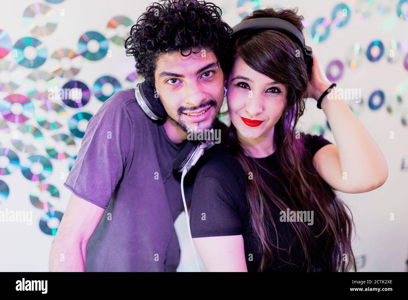 Coppia multietnica DJing insieme allo studio di registrazione Foto Stock