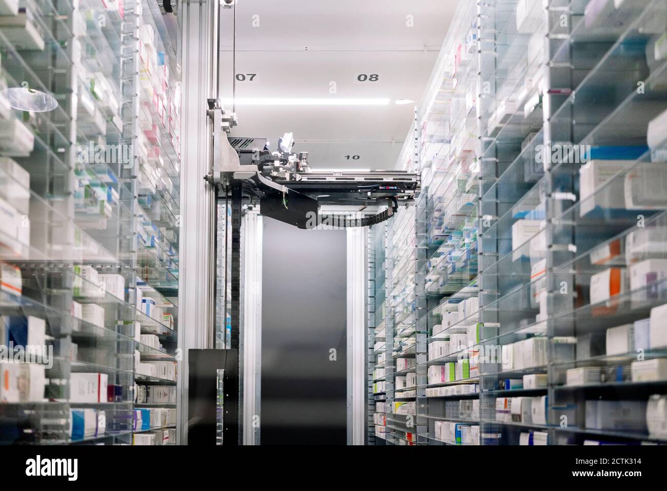 Farmacia robotica tra scaffali in ospedale Foto Stock