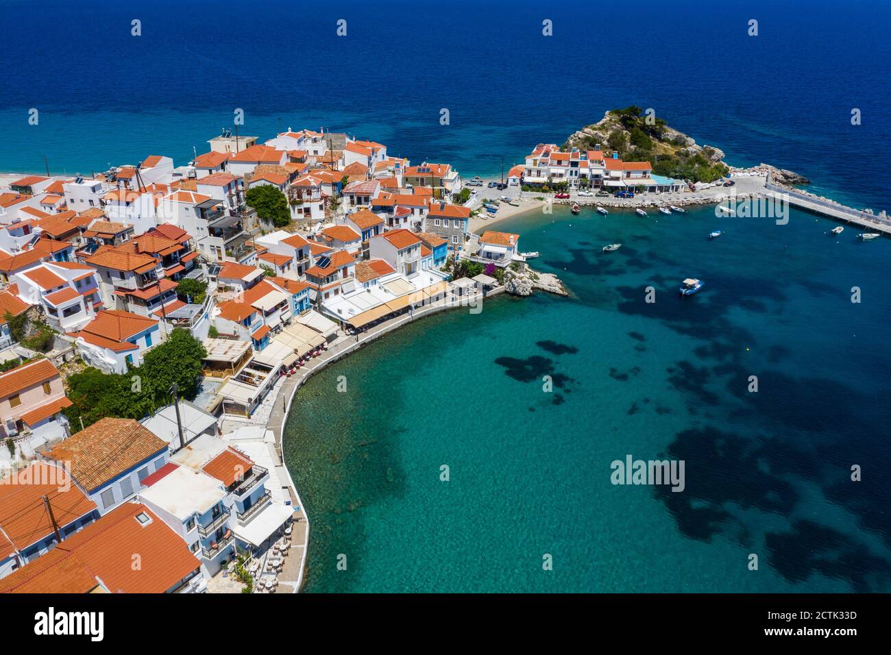 Grecia, Kokkari, vista aerea della città costiera in estate Foto Stock