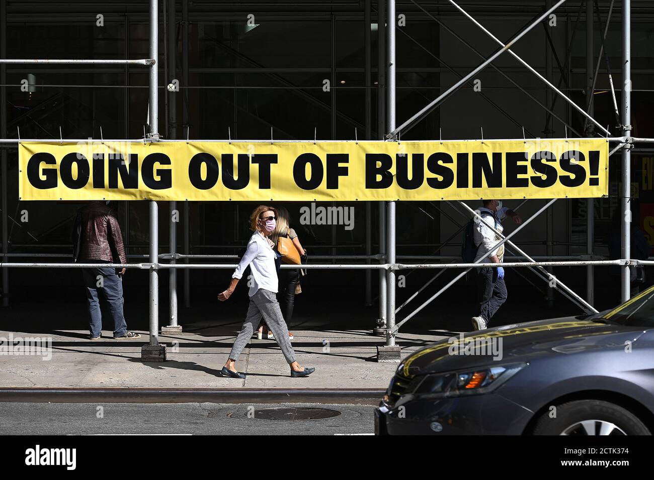 New York City, Stati Uniti. 23 Settembre 2020. Le persone si allineano al di fuori del Century 21 Department Store sull'Upper West Side di Manhattan mentre si prepara a chiudere i suoi negozi dopo aver dichiarato il fallimento il 10 settembre, New York, NY, 23 settembre 2020. Century 21 ha 13 negozi a New York City e nell'area metropolitana circostante con 1400 dipendenti, e si unisce ad altri grandi magazzini come JCPenny e Neiman Marcus nel deposito per bancarotta portato sull'impatto economico della pandemia di Coronavirus. (Anthony Behar/Sipa USA) Credit: Sipa USA/Alamy Live News Foto Stock