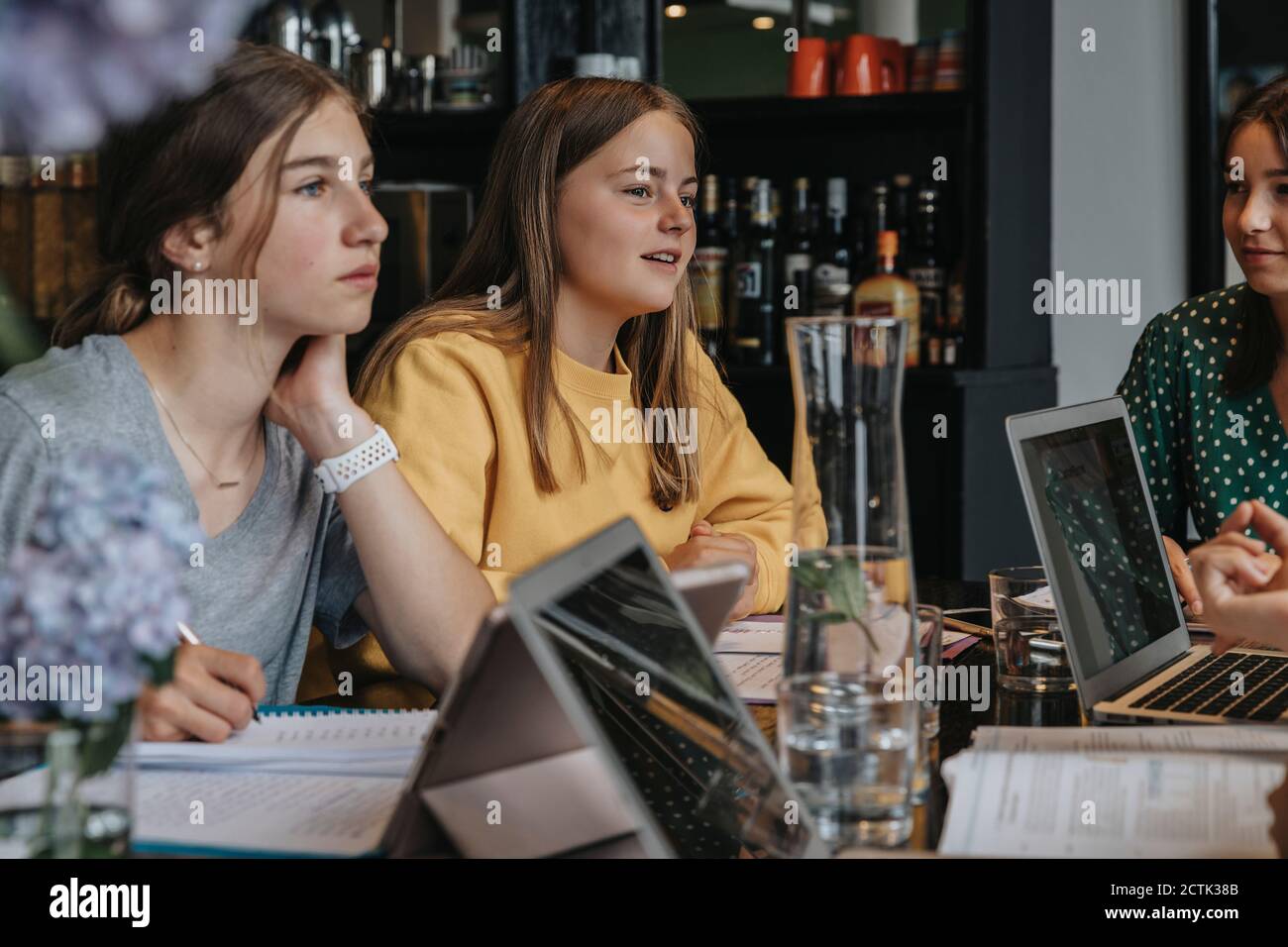 Ragazze adolescenti che studiano e imparano da casa, utilizzando i laptop Foto Stock