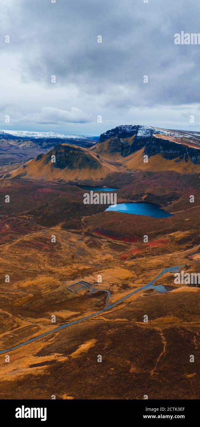 Regno Unito, Scozia, Drone vista di piccolo lago in mezzo marrone paesaggio montuoso dell'Isola di Skye Foto Stock