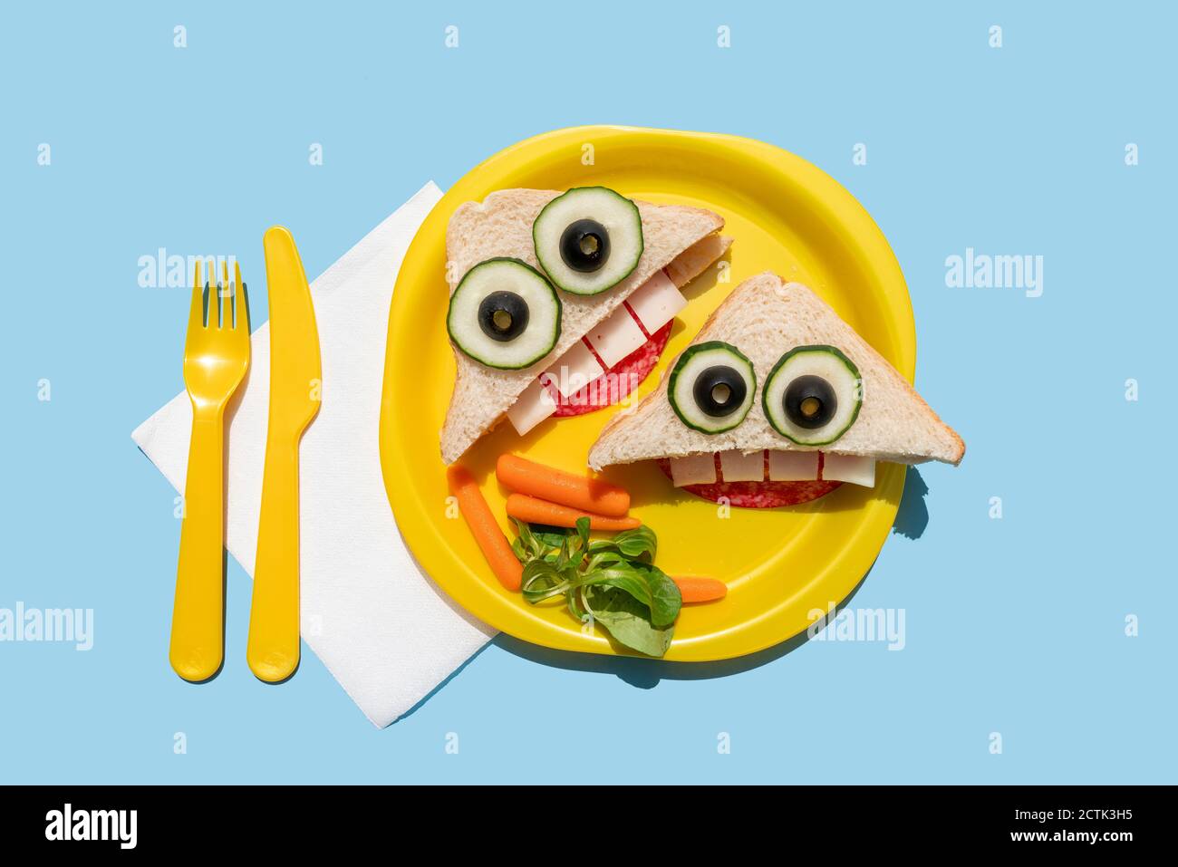 Studio di piastra di plastica con due panini dall'aspetto divertente con volti antropomorfi Foto Stock