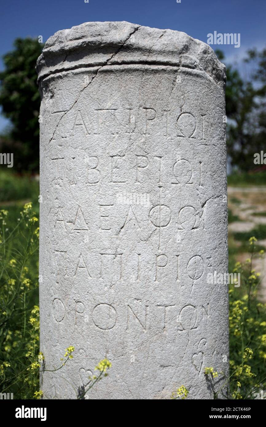 Una colonna di pietra con scritta incisa sulle antiche rovine di bagni romani ad Ankara in Turchia. Foto Stock
