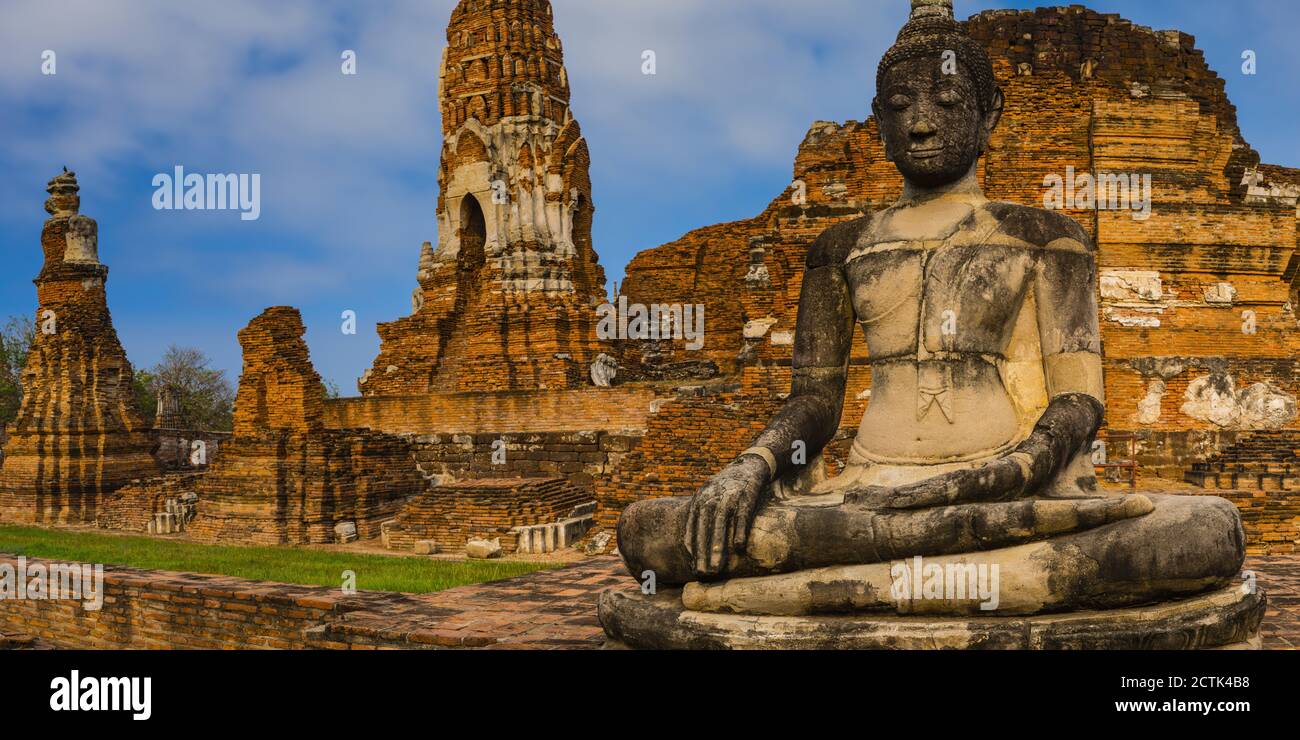 Thailandia, Ayutthaya, la statua di Buddha meditante intemperie al tempio di Wat Mahathat Foto Stock