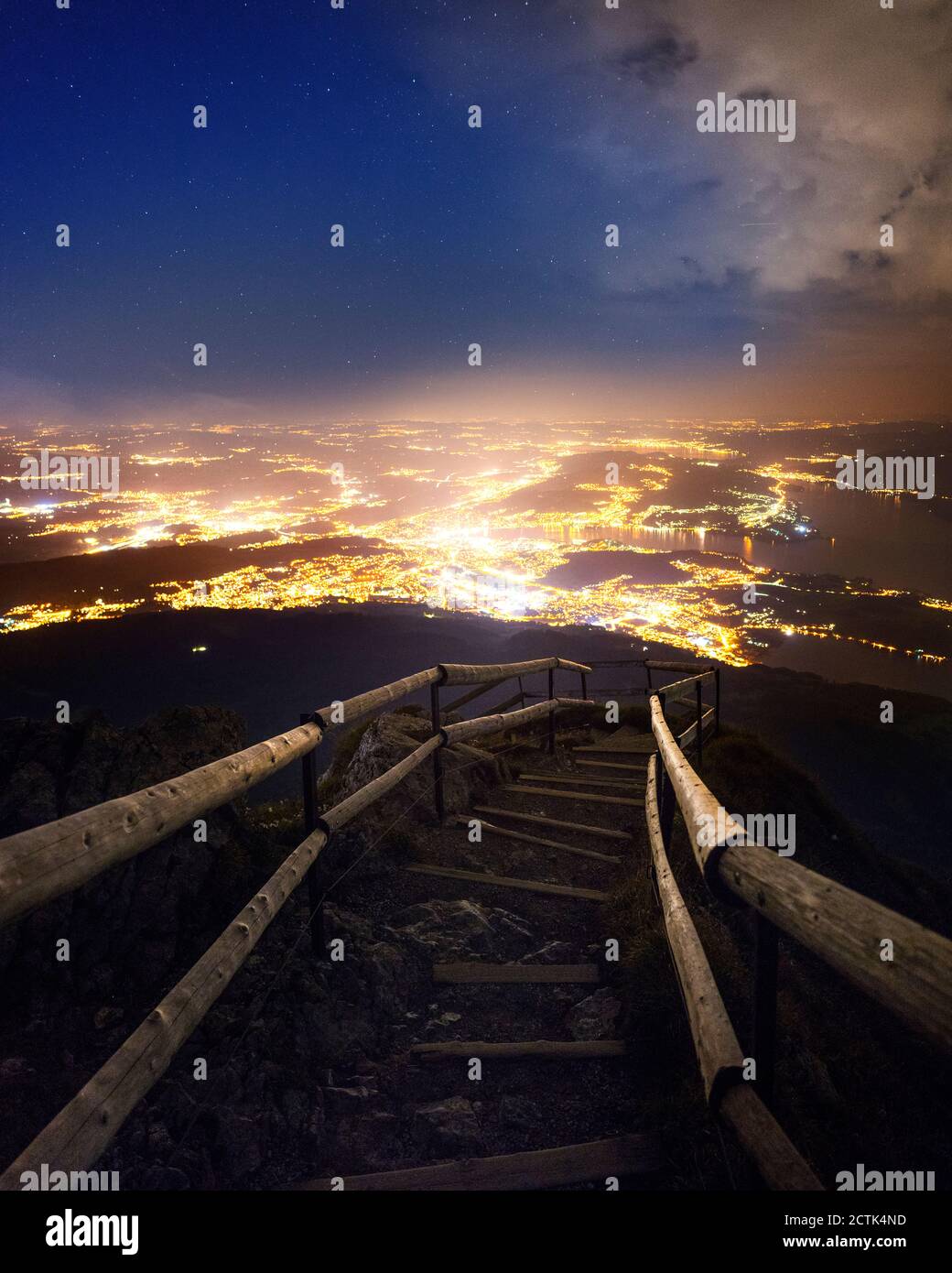 Svizzera, Cantone di Lucerna, Lucerna, scalinata sulla cima del Pilato al crepuscolo con la città illuminata sullo sfondo Foto Stock
